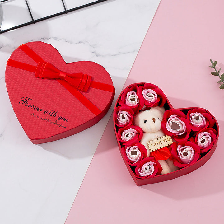 Pudełko serce z różami z mydła i misiem