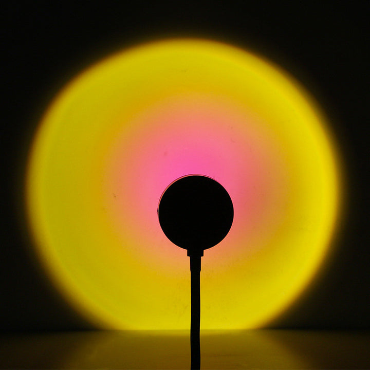Lampa sunset rzucająca pomarańczowe światło na ścianę