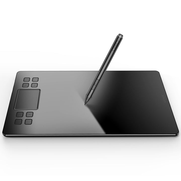 Czarny tablet graficzny z piórkiem na biurku