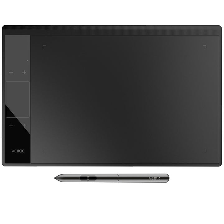 Czarny tablet graficzny z piórkiem na biurku