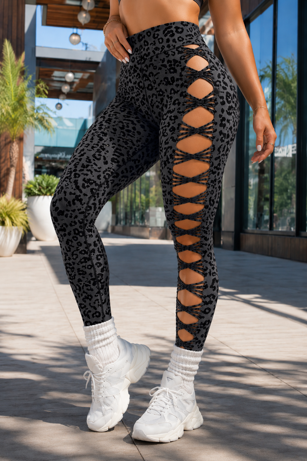 Wearlow – Legginsy z wycięciami i wzorem w panterkę