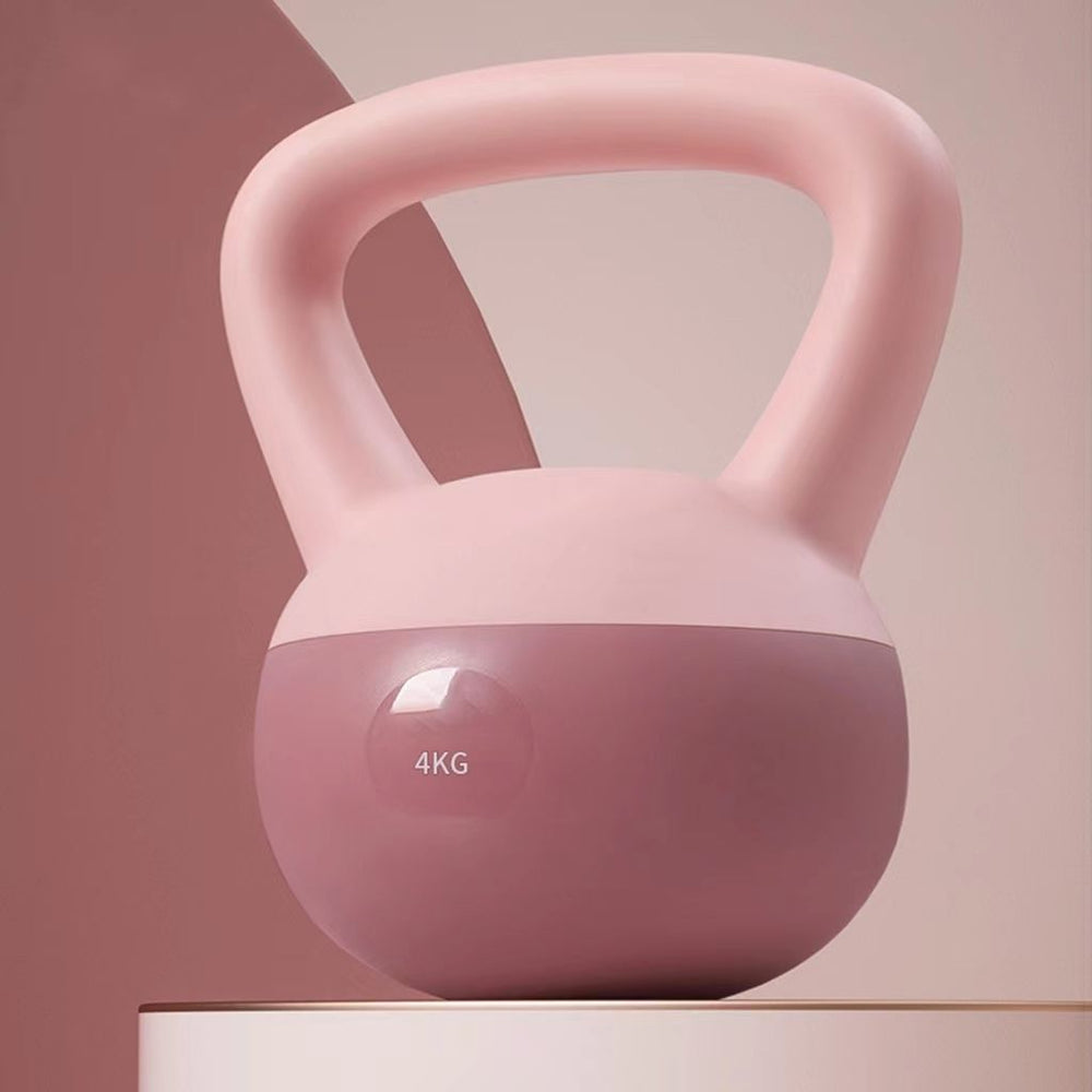 Różowy miękki kettlebell na podłodze