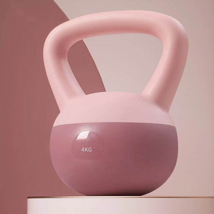 Różowy miękki kettlebell na podłodze