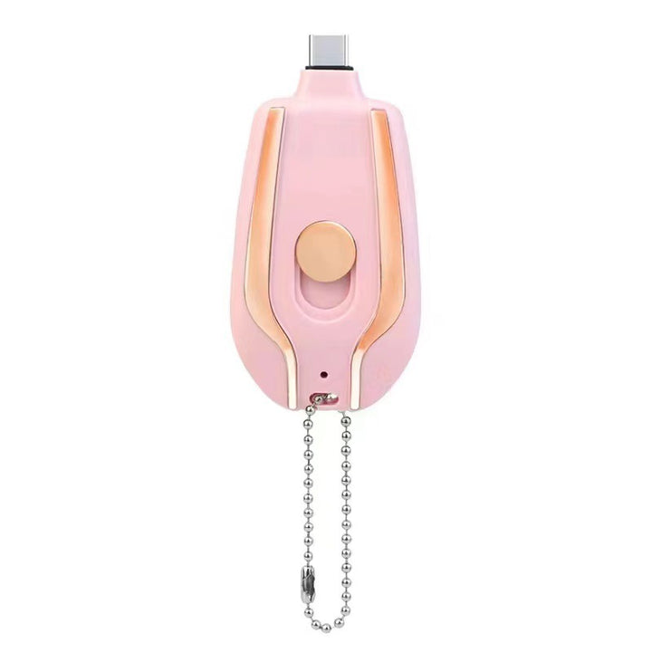 Mały powerbank brelok wpięty w telefon