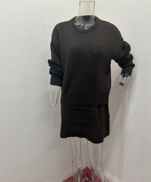Komplet damski: sweter i rozkloszowana spódnica mini