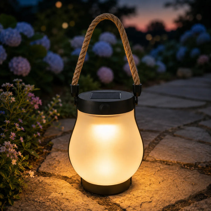 Lumvera – Nordycka Lampa Solarno z Efektem Płomienia i Uchwytem z Liny