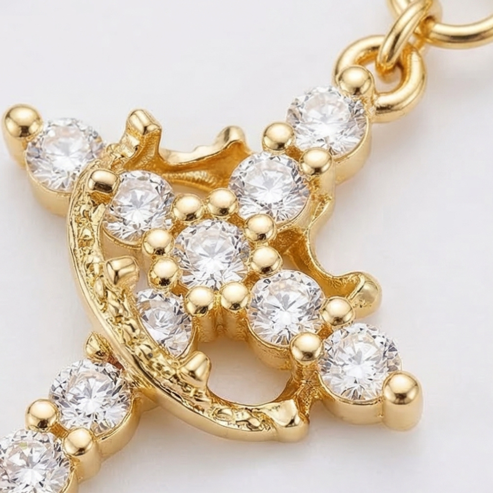 Crownara – Naszyjnik z perłowymi koralikami i koronowanym krzyżem