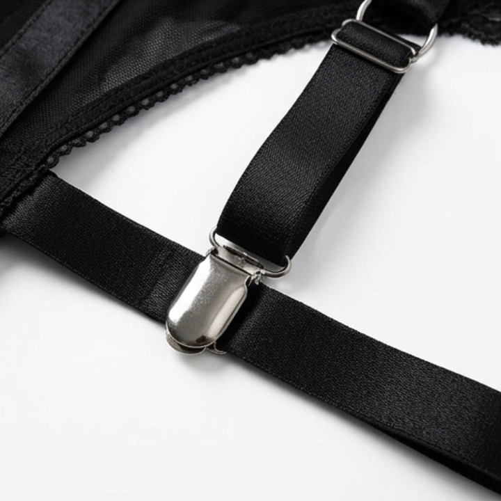 Noxelle – Kobiecy koronkowy body z czaszkami i paskami do pończoch