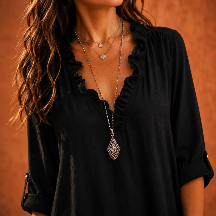 Soléra – Boho Sukienka Maxi z Falbanami i Dekoltem w Serek z Rękawami na Zwijanie