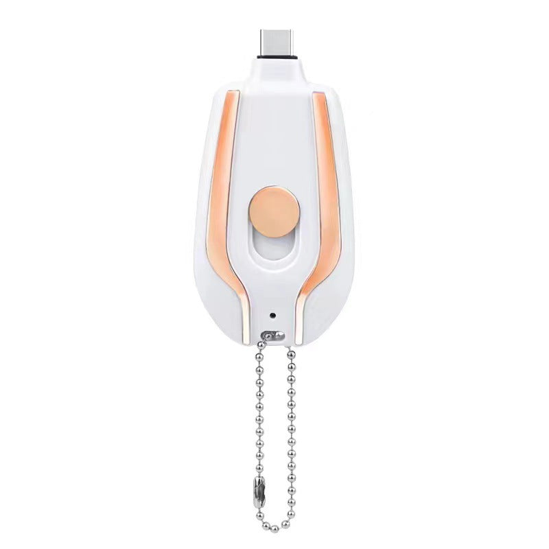 Mały powerbank brelok wpięty w telefon