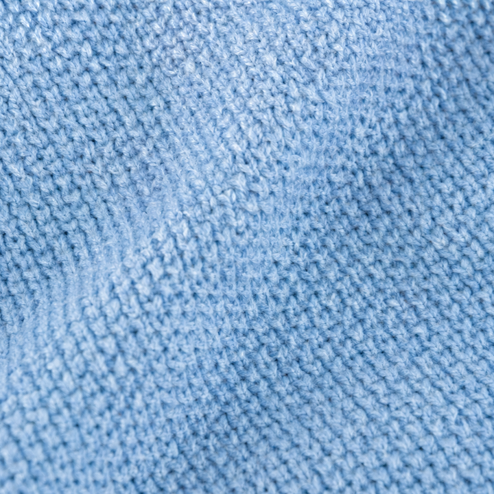 Cozyelle – Sweter z wycięciami i splotem warkoczowym