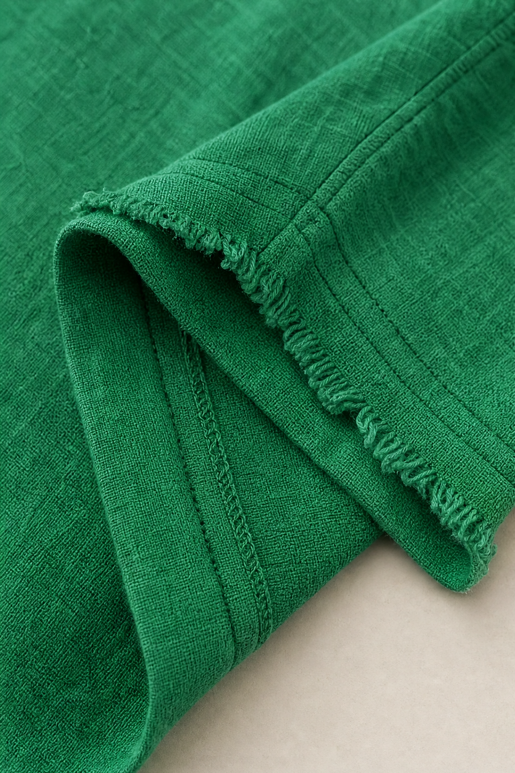 Fringewalk – Sweter z frędzlami z konopi slubowych z ukośnym dekoltem