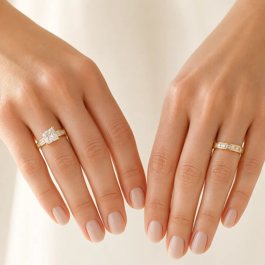 Aurelys – Zestaw pierścionków z cyrkonią w kształcie księżniczki, 2-częściowy, do noszenia w stylu ślubnym, w kolorze złotym lub srebrnym