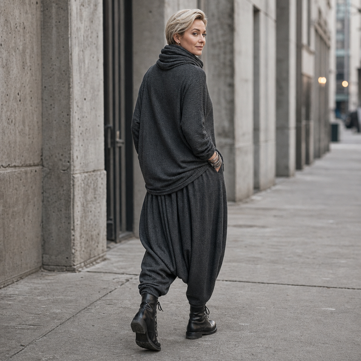 Pinstripe Poise – Zestaw z Drapowanym Topem z Wysokim Dekoltem i Spodniami w Kształcie Latarni