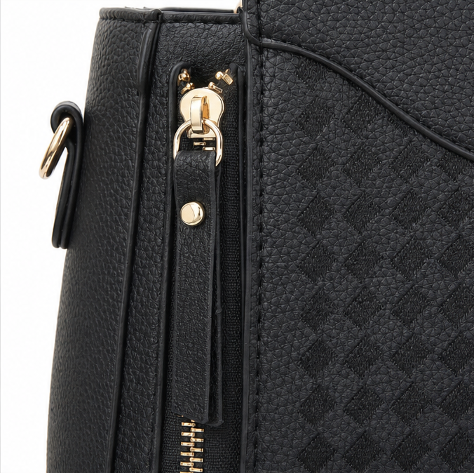 Velura – Strukturalna Torebka z Uchem i Paskiem Przezramiennym, Szycie w Kształcie V, Złote Okucia